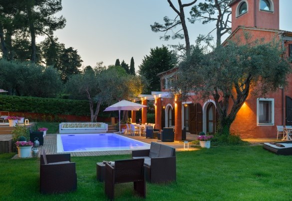 La piscina è collocata su un lato della proprietà, raggiungibile dal giardino e a pochi passi dall’interno attraverso le porte finestra del pianterreno – Villa Rossa