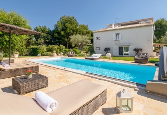 La piscina dispone di due aree relax con idromassaggio  – Villa Rudy