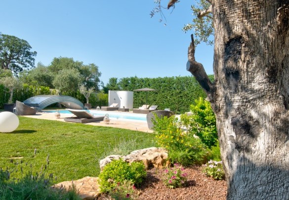 Il giardino arricchito da piante ornamentali e colorate – Villa Rudy