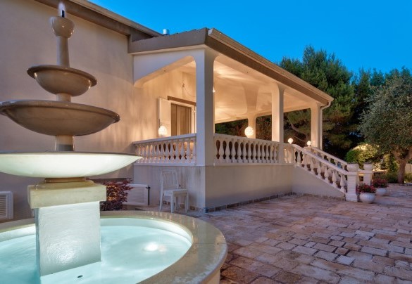 Elegante fontana con illuminazione decorativa fatta in ceramica di Grottaglie - Villa Rudy