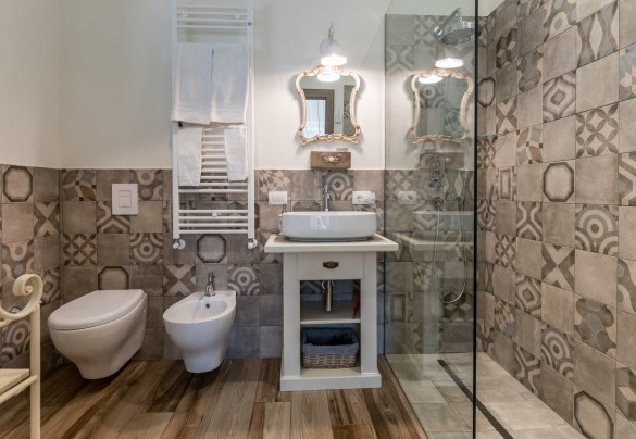 Bagno en suite con doccia n.1 al piano superiore – Villa Rudy