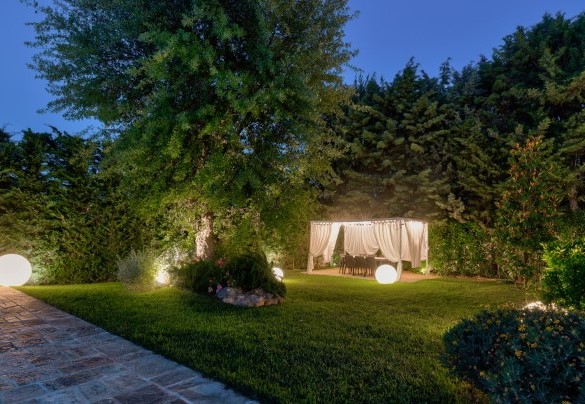 Circondata da un giardino privato di circa 2000 mq, con piante tipiche come lecci, sugheri, ulivi, allori e fiori – Villa Rudy