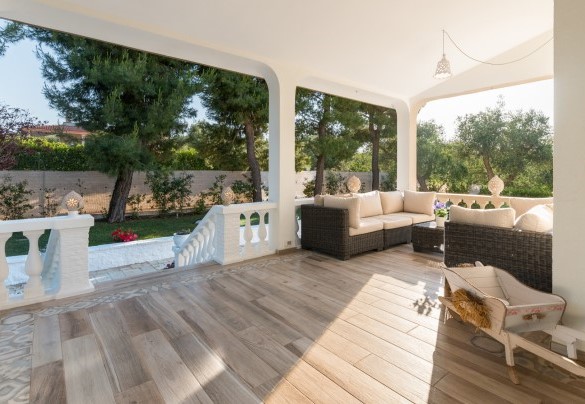 Veranda attrezzata al piano rialzato – Villa Rudy