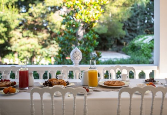 Terrazza per mangiare all’aperto e zona relax con divani al primo piano – Villa Rudy
