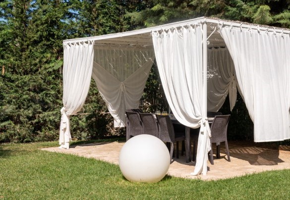 Circondata da un giardino privato di circa 2000 mq, con piante tipiche come lecci, sugheri, ulivi, allori e fiori – Villa Rudy
