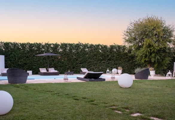 Circondata da un giardino privato di circa 2000 mq, con piante tipiche come lecci, sugheri, ulivi, allori e fiori – Villa Rudy