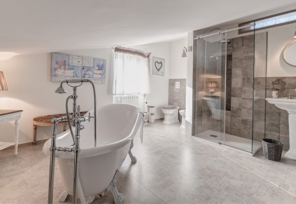 Il bagno in open space n.4 in mansarda – Villa Rudy