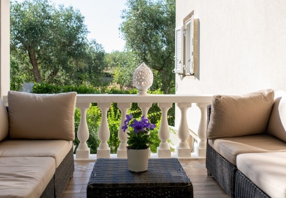 Veranda con zona relax al piano rialzato – Villa Rudy