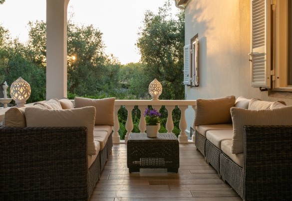 Veranda con zona relax al piano rialzato – Villa Rudy