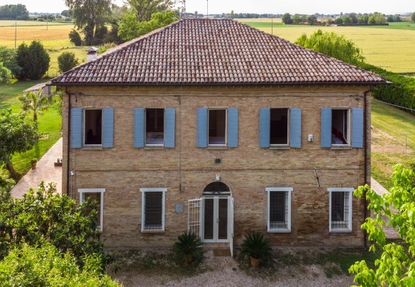 Villa Rustica è un’antica casa colonica in mattoni faccia a vista, sapientemente ristrutturata in chiave moderna inserendo elementi di design caratteristici dell’Art Nouveau con elementi in stile Luigi XIV - Villa Rustica