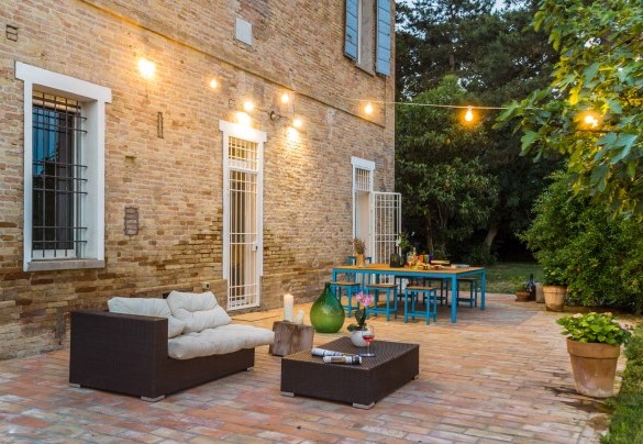 Il giardino è piantumato con cespugli di fiori e da alberi ad alto fusto per creare delle zone d’ombra naturali arredate con altalene e zone relax molto armoniche con ciò che le circonda – Villa Rustica