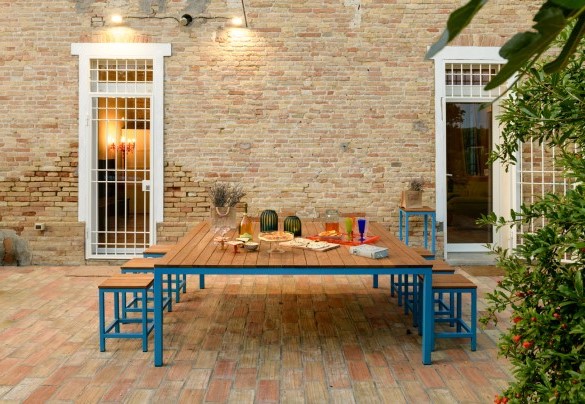  Nella zona pavimentata perimetrale, troviamo un bellissimo tavolo dove è possibile consumare pranzi o cene all’aperto e un comodo divano con poltrone e tavolino dove godersi splendidi aperitivi serali – Villa Rustica