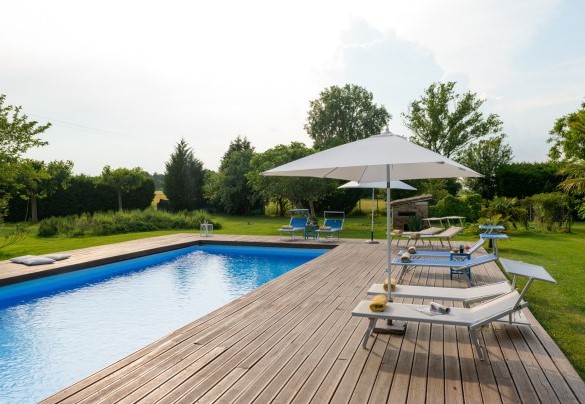 La zona solarium è in legno ed è arredata con lettini prendisole, ombrelloni - Villa Rustica