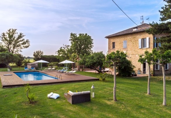 La piscina è sullo stesso livello della casa ed è raggiungibile comodamente attraversando il giardino per una trentina di metri - Villa Rustica