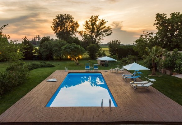 La zona solarium è in legno ed è arredata con lettini prendisole, ombrelloni - Villa Rustica