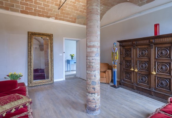 La sala lettura con divani in velluto rosso - Villa Rustica
