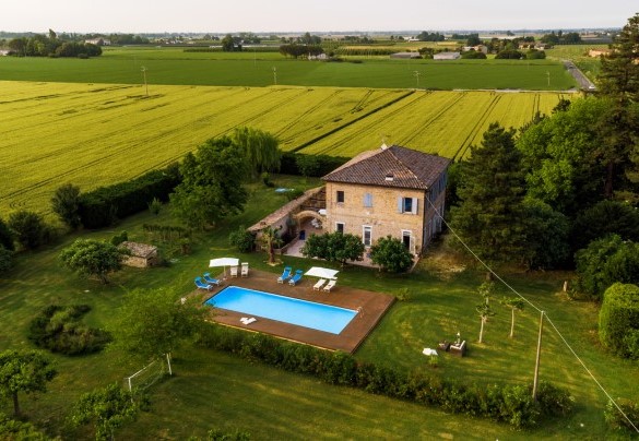 Il giardino è piantumato con cespugli di fiori e da alberi ad alto fusto per creare delle zone d’ombra naturali arredate con altalene e zone relax molto armoniche con ciò che le circonda – Villa Rustica