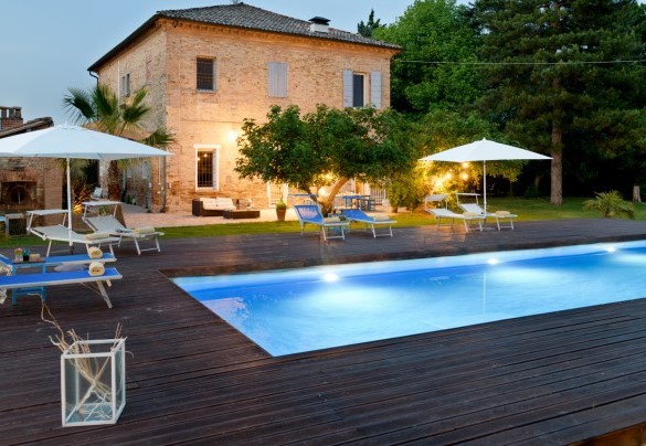 La zona solarium è in legno ed è arredata con lettini prendisole, ombrelloni - Villa Rustica
