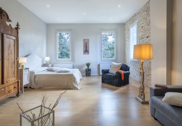 La camera padronale, un’ampia zona open, è caratterizzata da un arredo moderno e minimale con un letto matrimoniale ed un’area TV con divano ed un bagno en-suite con doccia