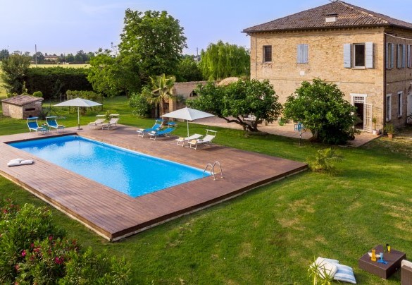 Villa Rustica è un’antica casa colonica in mattoni faccia a vista, sapientemente ristrutturata in chiave moderna inserendo elementi di design caratteristici dell’Art Nouveau con elementi in stile Luigi XIV - Villa Rustica