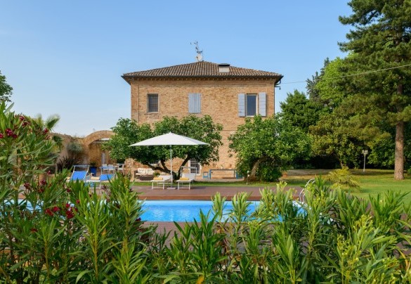 Villa Rustica è un’antica casa colonica in mattoni faccia a vista, sapientemente ristrutturata in chiave moderna inserendo elementi di design caratteristici dell’Art Nouveau con elementi in stile Luigi XIV - Villa Rustica