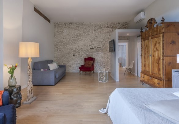 La camera padronale, un’ampia zona open, è caratterizzata da un arredo moderno e minimale con un letto matrimoniale ed un’area TV con divano ed un bagno en-suite con doccia