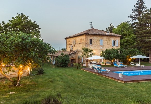 Villa Rustica è un’antica casa colonica in mattoni faccia a vista, sapientemente ristrutturata in chiave moderna inserendo elementi di design caratteristici dell’Art Nouveau con elementi in stile Luigi XIV - Villa Rustica