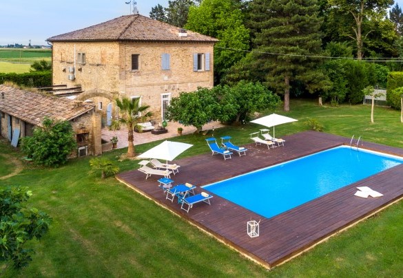 La piscina è sullo stesso livello della casa ed è raggiungibile comodamente attraversando il giardino per una trentina di metri - Villa Rustica
