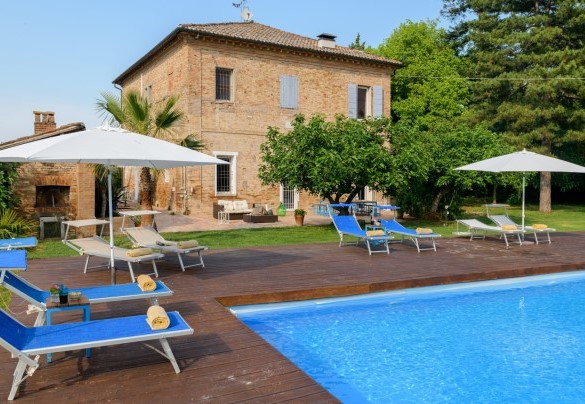 La zona solarium è in legno ed è arredata con lettini prendisole, ombrelloni - Villa Rustica