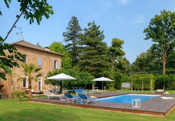 La pool area che la circonda è in legno ed è arredata con lettini prendisole, ombrelloni - Villa Rustica