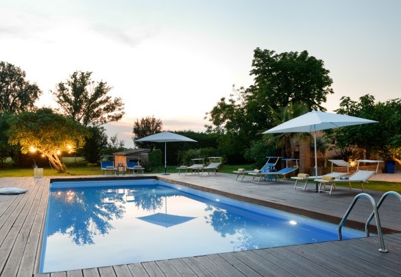 La zona solarium è in legno ed è arredata con lettini prendisole, ombrelloni - Villa Rustica
