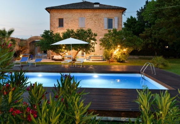 La piscina è sullo stesso livello della casa ed è raggiungibile comodamente attraversando il giardino per una trentina di metri - Villa Rustica