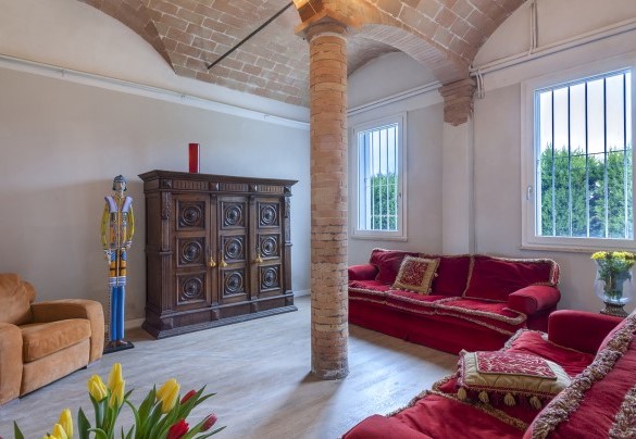 La sala lettura con divani in velluto rosso - Villa Rustica