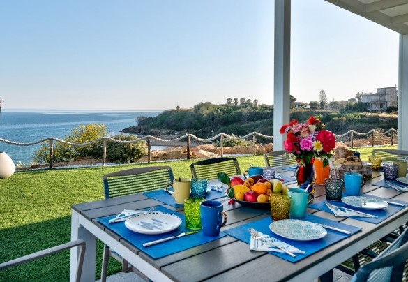 The porch is the ideal place to enjoy outdoor lunches and dinners and the wonderful view of the Ionian Sea - Villa Sabbie Rosse