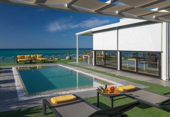The swimming pool, with a constant depth of 1.55 m and covered in touch-effect PVC - Villa Sabbie Rosse