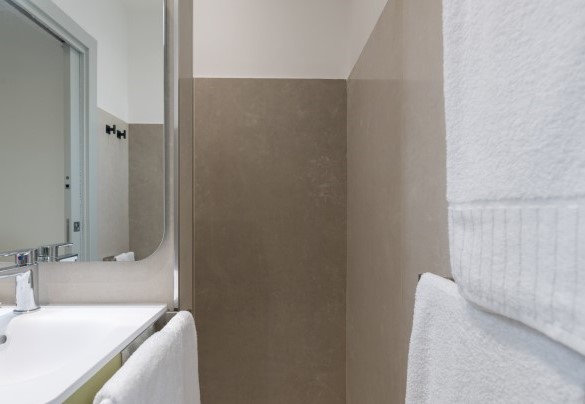 Bathroom n.1 with shower ensuite to bedroom n.1 – Villa Sabbie Rosse