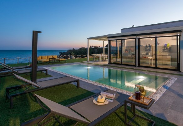 The villa and the pool at sunset - Villa Sabbie Rosse