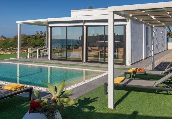The solarium of the swimming pool with sunbeds - Villa Sabbie Rosse