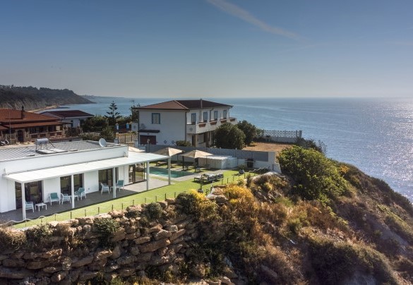 front view of the cliff where the villa is located - Villa Sabbie Rosse