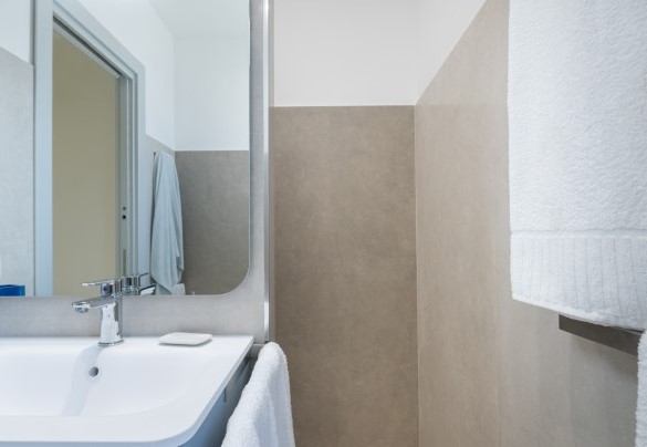 Bathroom n.2 with shower ensuite to bedroom n.2 – Villa Sabbie Rosse