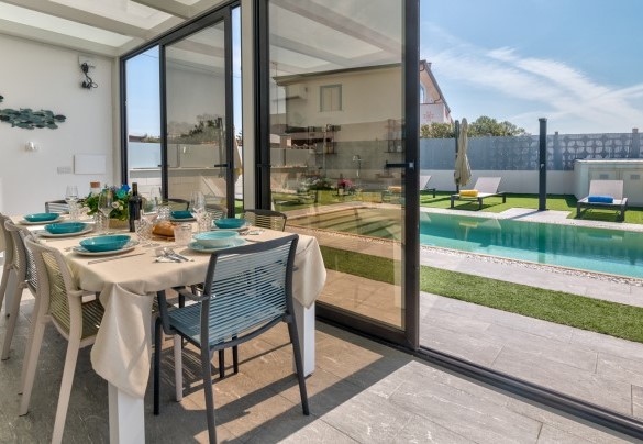 The kitchen with large sliding glass doors overlooking the porch and the swimming pool - Villa Sabbie Rosse