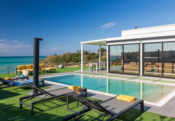 The swimming pool located a short distance from the kitchen and from the porch - Villa Sabbie Rosse