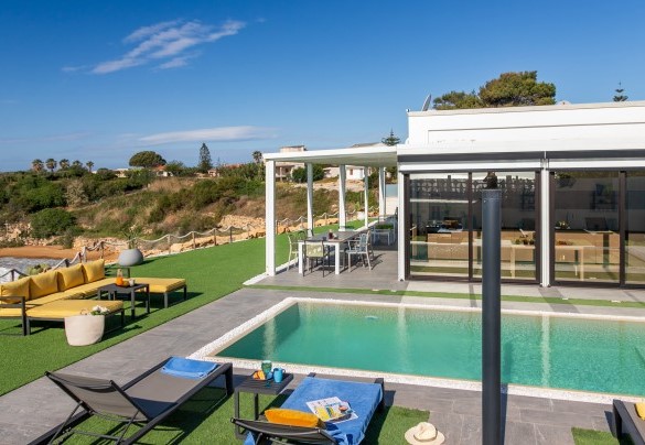 The kitchen accessible from the porch and a few meters from the pool - Villa Sabbie Rosse