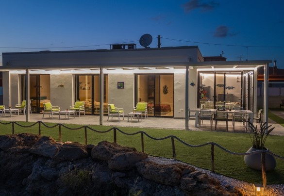 The porch, equipped with tables and chairs, in front of the kitchen and bedrooms – Villa Sabbie Rosse