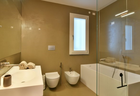 The double bedroom n°1 enjoys an en-suite bathroom with bath and shower – Villa Armonia