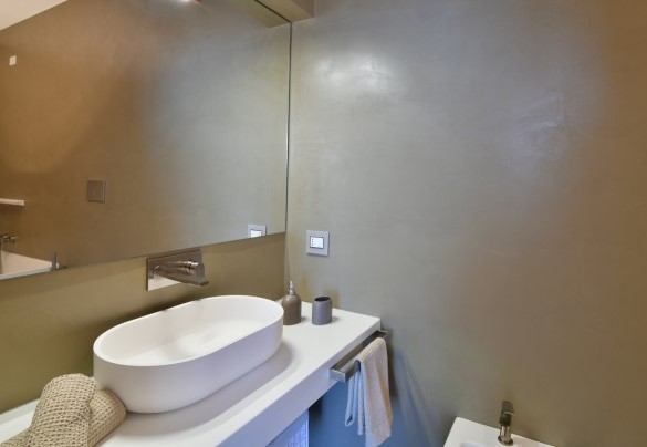 The en-suite bathroom with tub n°2 – Villa Armonia