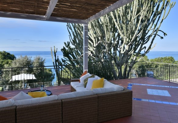 The terrace in front of the house is a lovely area where to relax on the large sofa – Villa Armonia