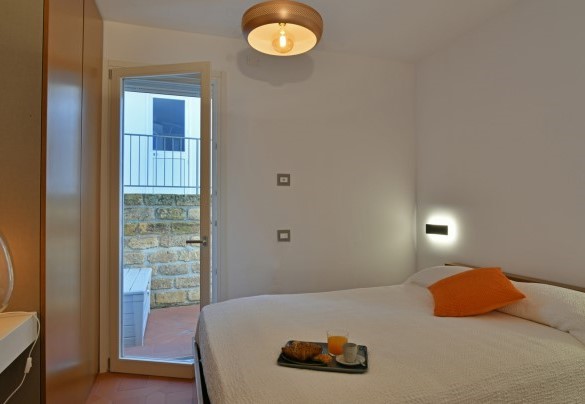 The double bedroom n°3 with queen size bed has direct access to outdoor – Villa Armonia