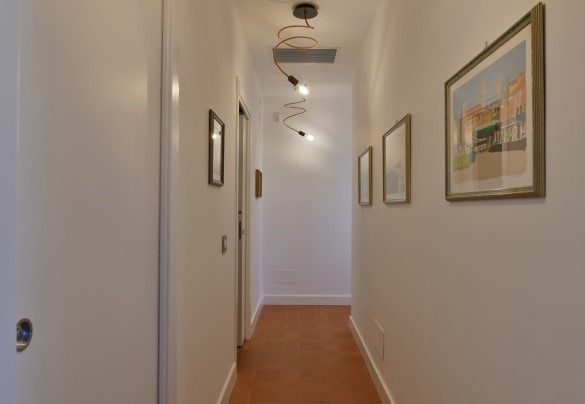 The corridor leads to the bedrooms from the living – Villa Armonia
