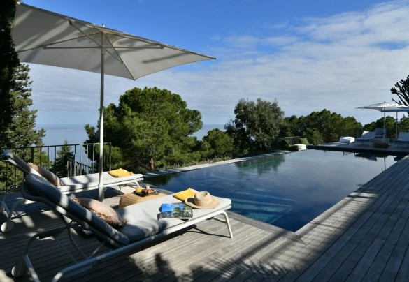 The large wooden solarium is equipped with sunbeds, umbrellas and a solar shower – Villa Armonia